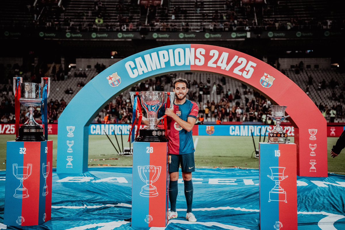 ericgm3's tweet image. Fi de festa a l’estadi olímpic amb tota la nostra gent, d’una temporada que mai oblidarem! Una lástima no haberos podido regalar una última victoria en casa, pero el trabajo estaba hecho! #ForçaBarça 💙❤️