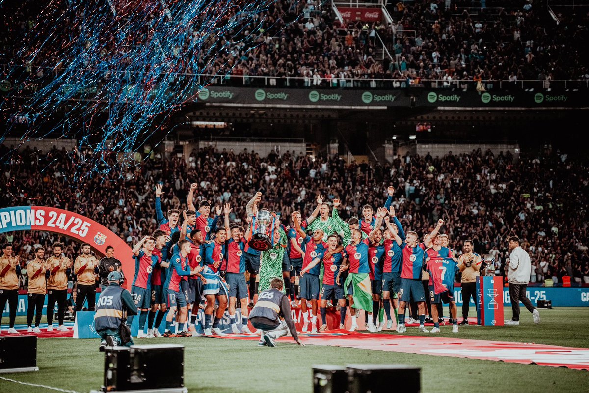 ericgm3's tweet image. Fi de festa a l’estadi olímpic amb tota la nostra gent, d’una temporada que mai oblidarem! Una lástima no haberos podido regalar una última victoria en casa, pero el trabajo estaba hecho! #ForçaBarça 💙❤️