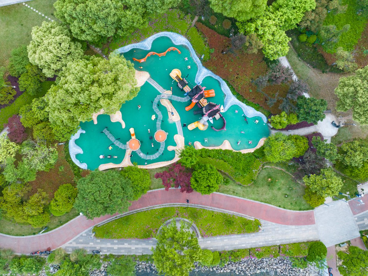 i_jiangbei's tweet image. Mixc Sports Park reimagines play! 🌀 Whimsical cloud-shaped playgrounds, golden ratio spirals, soccer fields as geometric poetry ⚽, basketball courts pulsating with dynamic energy. Where math meets motion, artistry fuels athletics. 🏀✨ #UrbanPlayground #DesignInMotion