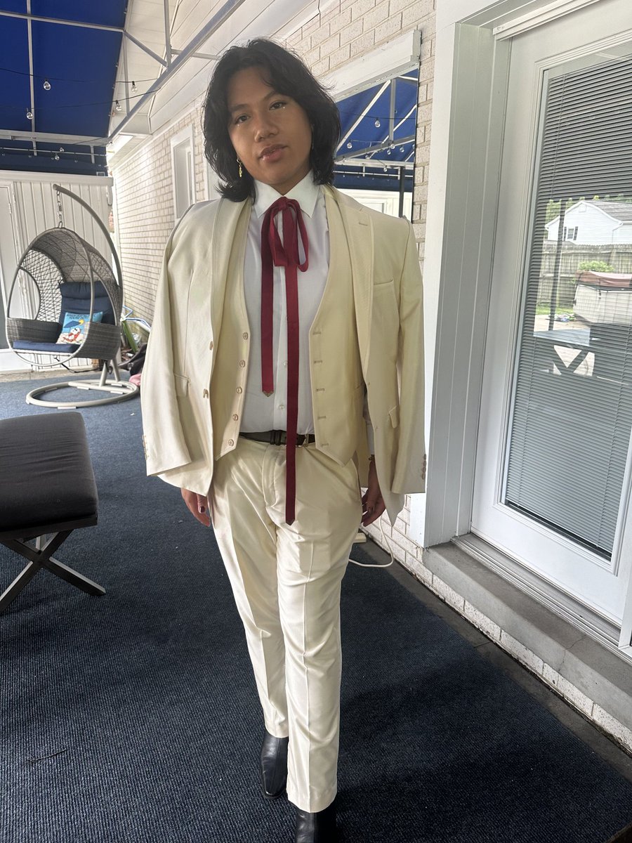 Montajhktailor's tweet image. Meet Sean, our Prom Suit Giveaway winner! He had a vision—we delivered. Flared trousers, a cream suit, and a custom bowtie handmade by Laura. Prom royalty activated.

#promlook #prom2025 #styledbymontaj #customsuit #flaredpants #promfitcheck