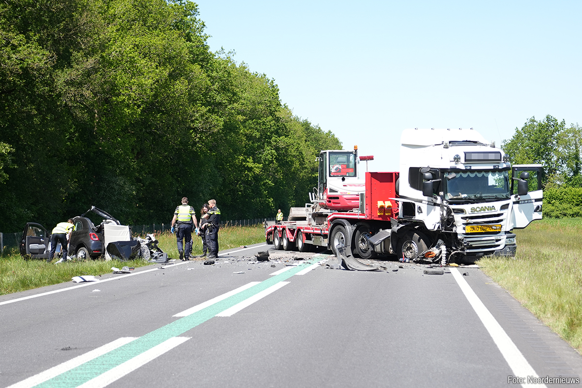 Zwaargewonden op N34 bij aanrijding met vrachtwagen