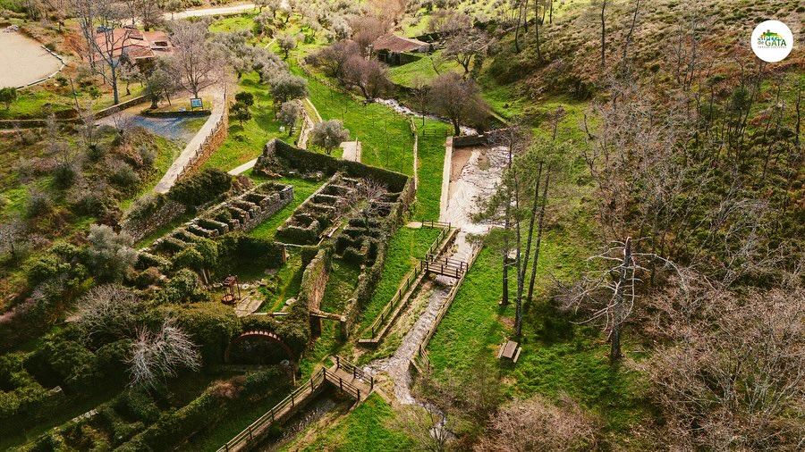 🚶‍♀️🌳 Entre olivos y agua
A pocos pasos de Torre de Don Miguel, antiguos molinos de aceite nos cuentan la historia de la Sierra de Gata.

#ParqueCulturalSierraDeGata #RinconesConHistoria #AceiteTradicional #TurismoRural