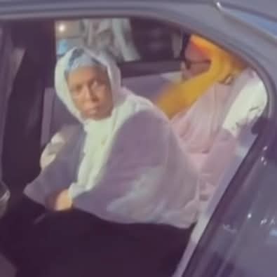 IsmailKaratu's tweet photo. Sheikh Ɗahiru Usman Bauchi kenan yayin da mota ta kai shi har bakin jirgi a wata ziyara da ya kai Saudiyya zai dawo gida Najeriya. 

Malamai nawa ke samun irin wannan alfarmar a duniya? https://t.co/dOE4nkCIJx