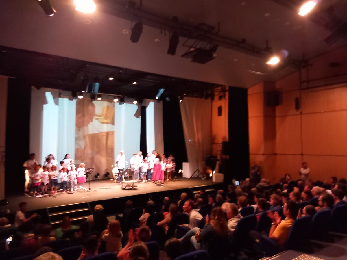 Prefet_15's tweet photo. 📌Ouverture Festival “Le ton est donné”| Aurillac - 16/05
👉En présence d'élus et de nombreux partenaires Célia Pouget, sous-préfète de Mauriac et référente handicap, pour le département a participé à l’ouverture de la 7e édition du festival “Le ton est donné”.
🤝Merci à l’ Adapei Cantal, l’ensemble des partenaires ainsi que les 150 bénévoles, pour l’organisation de ce festival placé sous le signe de l’inclusion et du vivre-ensemble.