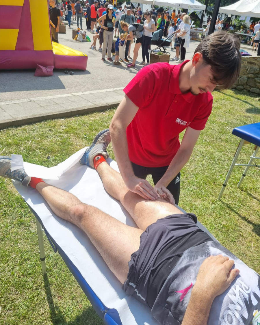 🏃‍♀️ #Voluntariats | El tutor David de la Barrera i tres alumnes han estat presents a La Batega, celebrada el 18 de maig a Planoles i organitzada pel Club CA Spiridon.

Els nostres voluntaris van donar suport als corredors amb tasques de recuperació muscular després de la cursa! 💪