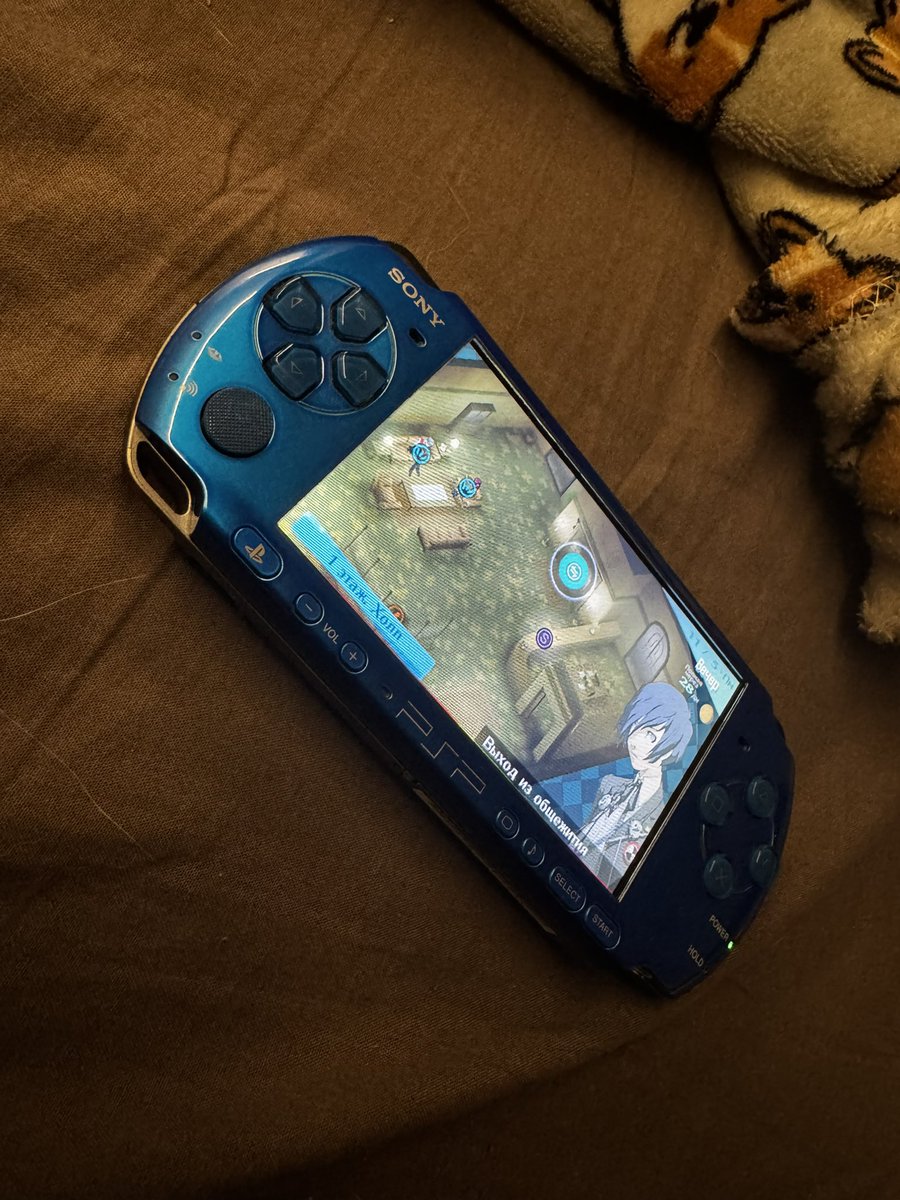 Закупился портативками: 3DS, Switch, Steam Deck, куча китайских эмуляторов… а в итоге большую часть времени играю на PSP. Прошёл God of War, теперь рублю Persona 3. Дело не в железе, а в том, насколько игра — и сам девайс — тебя затягивают. PSP — это магия.