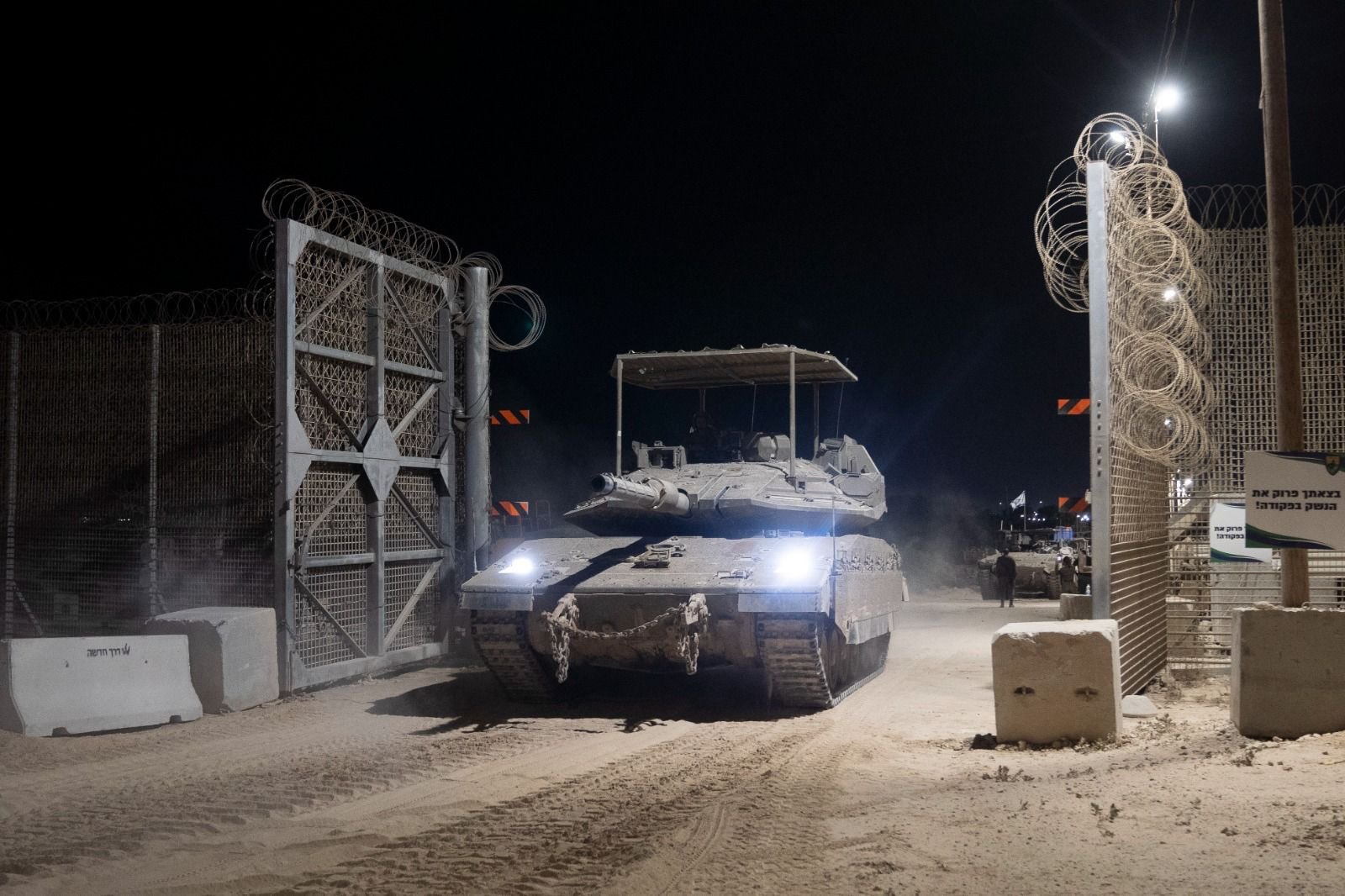 دبابة إسرائيلية في قطاع غزة (حساب الجيش الإسرائيلي في إكس).