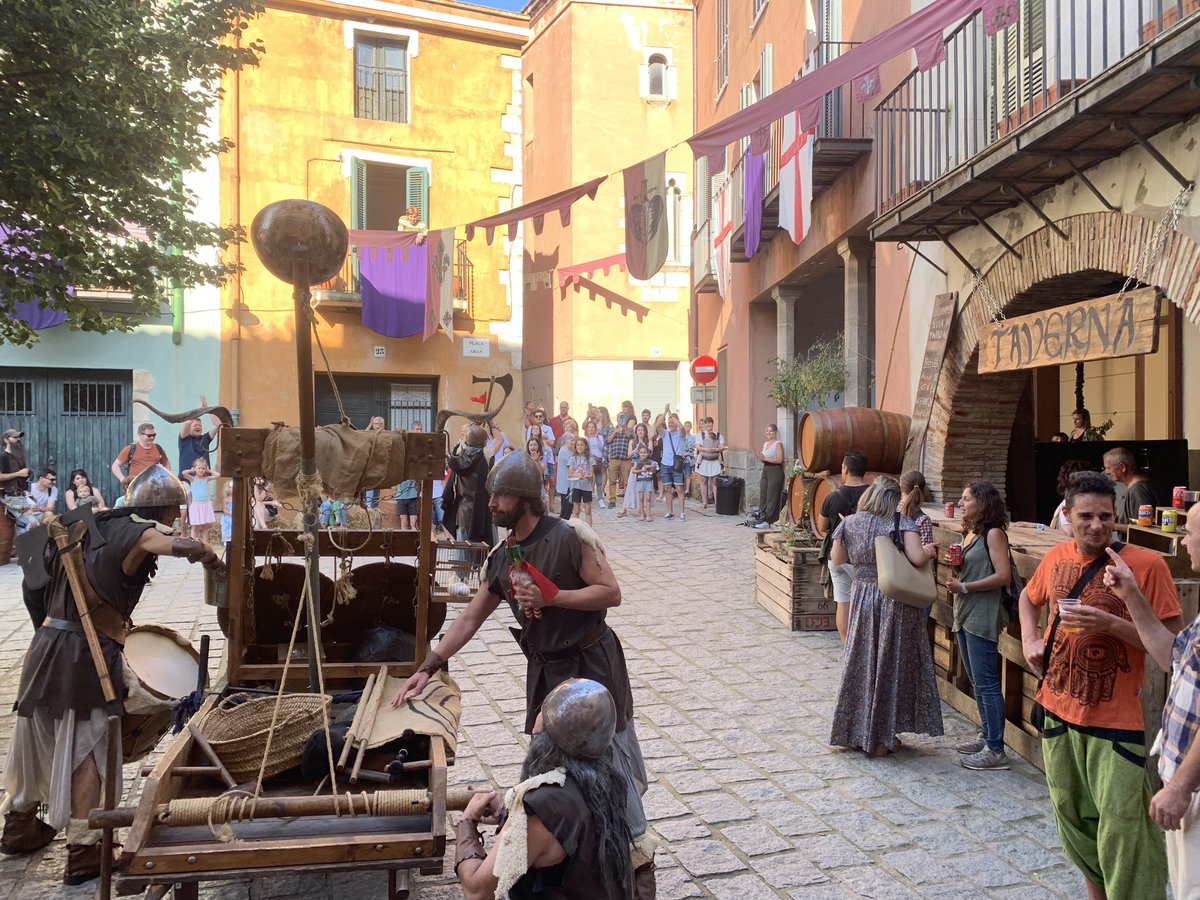 🐉 Un pla perfecte per gaudir en família i deixar volar la imaginació entre cavallers, dames i dracs.

🛡️Fira Medieval de Na Mercadera
📅 Diumenge, 1.6.25
📍 Peralada
🎟️ Entrada gratuïta

🔗 menutsgirona.cat/ca/fira-mediev…

#menutsgirona #firamedieval #agendafamiliar <a href="/ajperalada/">Ajuntament Peralada</a>