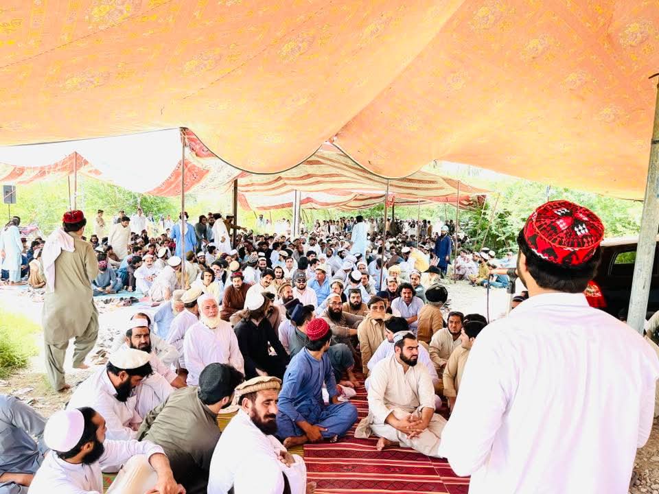 umarptm's tweet photo. شمالی وزیرستان میرعلی کینٹ کے سامنے شہداء کے جنازے رکھے گئے ہیں۔ بنو میرانشاہ روڈ ٹل روڈ رزمک روڈ  خیسور روڈ اور وزیرستان کے جتنے بھی کچے اور پکے راستے ہیں ان کو ہر قسم کے ٹریفک کلئے بند کردیا گیا ۔ تمام عوام سے بھرپور شرکت کی اپیل کرتے ہیں.
#PashtunsRejectMilitarization https://t.co/J1EKEjVs7Z