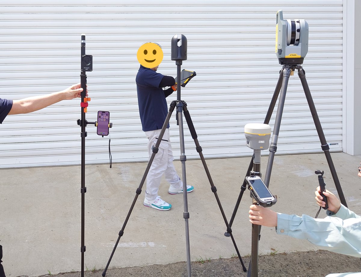 _Geolabo_'s tweet photo. 今日はコンサルさんと色々実験。
良いデータが集まった😃
もう水冷服の季節ですねー😭😭
#TrimbleX7 #BLK360 #TrimbleR12 #LRTK #山善 https://t.co/NAfu022kW7