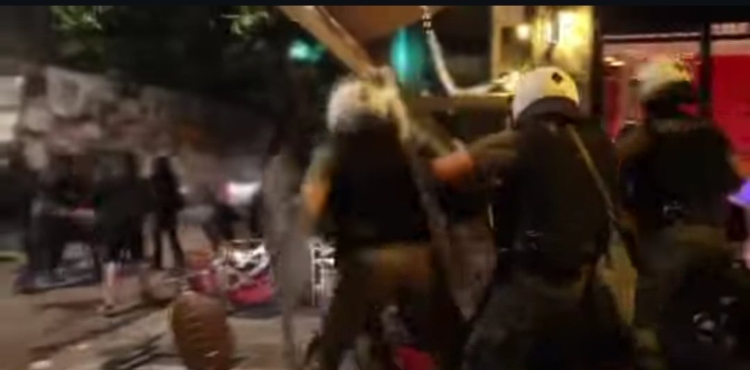 Ήταν εντολή της κυβέρνησης αυτό που έγινε στα Εξάρχεια;; Έχω απαντήσει 10 φορές...στην ενδοοικογενειακή βία πάμε καλά!