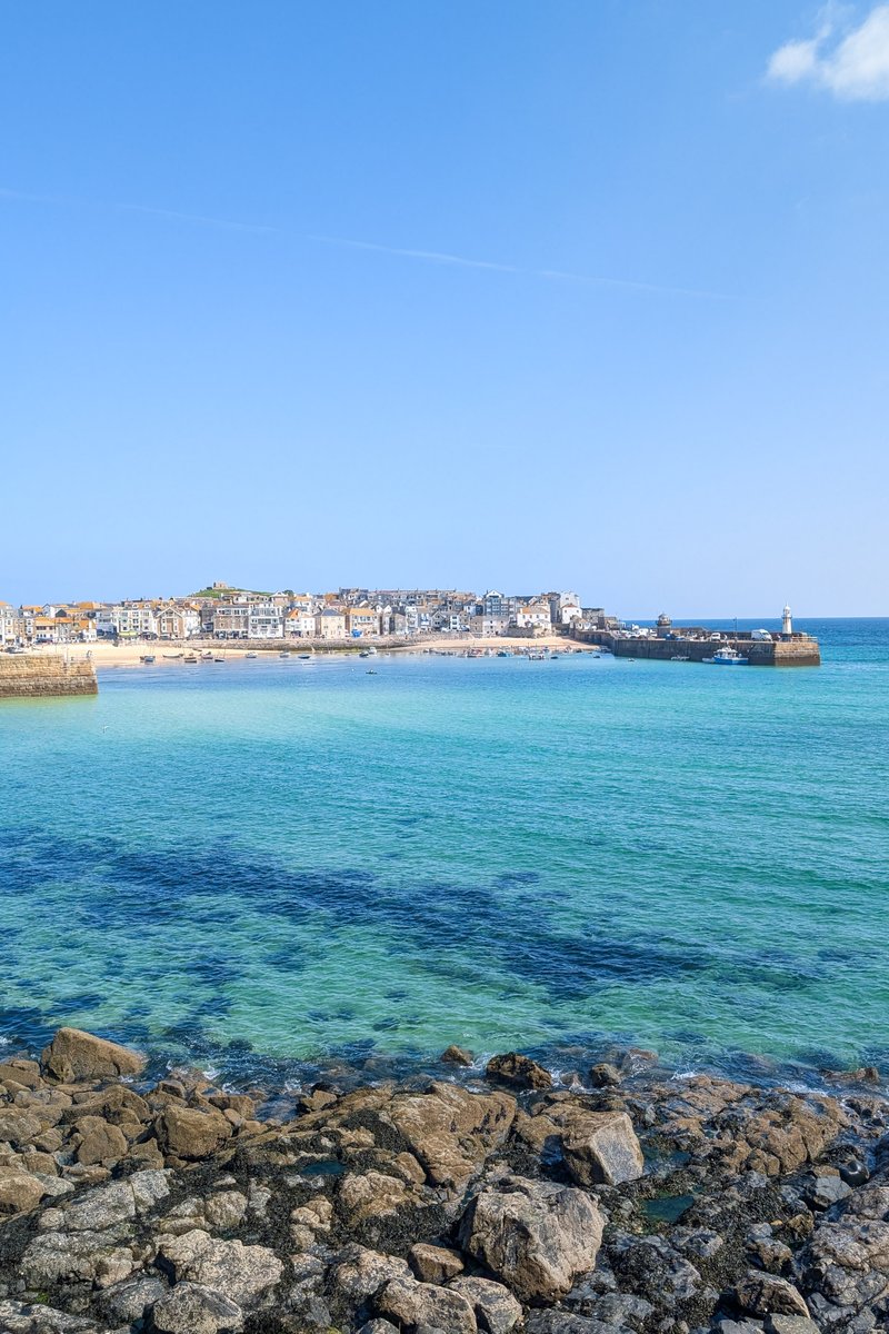 Arrived in the Caribbean... oh no, wait. THIS IS CORNWALL! When you get lucky with the weather, is there anywhere better? 😍 We're staying at a stunning house near St Ives with <a href="/AspectsHolidays/">Aspects Holidays</a>. I've never been to this part of Cornwall, so send any tips!