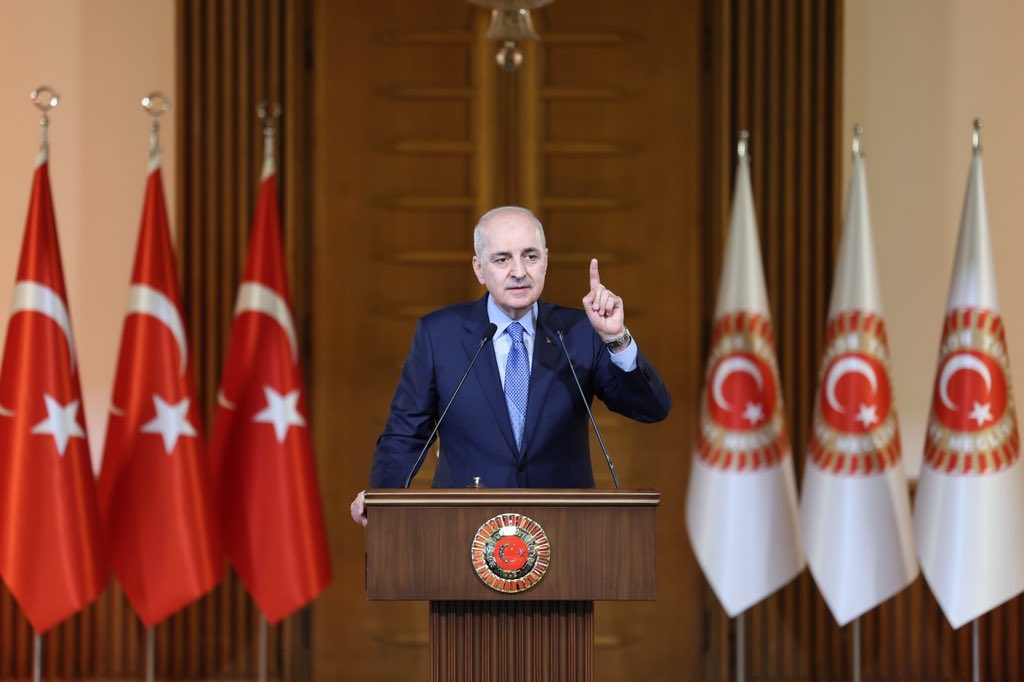 NumanKurtulmus's tweet photo. 19 Mayıs Atatürk’ü Anma, Gençlik ve Spor Bayramı kapsamında, 81 ilimizden ve 10 farklı ülkeden gelen temsilci gençlerimizle, millî iradenin kalbi Gazi Meclisimizde bir araya geldik.

Bu tablo, Türkiye’nin gençleriyle birlikte kanatlanarak uçmaya hazır olduğunun en güçlü göstergesidir.

Bugün, tam bağımsız Türkiye hedefimize giden yolda en önemli unsurun; özgüveni yüksek, donanımlı bir gençlikle güçlü bir Türkiye inşa etmek olduğunu bir kez daha görüyoruz.

Ülkemizin tüm kurum ve kuruluşları, güçlü bir geleceğe yön vermeye hazır olan siz gençlerimizin emrindedir.

Millî kimliğini gururla taşıyan, cesur, çalışkan ve ideal sahibi siz değerli gençlerimizi yürekten tebrik ediyorum.

Gençlik Bayramınızı kutluyor, yolunuzun açık, geleceğinizin aydınlık olmasını diliyorum.