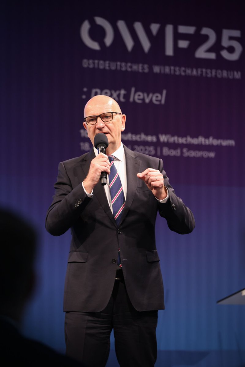 #OstdeutschesWirtschaftsforum 
Mehr Kapital, mehr Geschwindigkeit, weniger Bürokratie. Drei Forderungen, die auf dem #OWF25 gefühlt omnipräsent sind. Am zweiten Tag  war eines der zentralen Themen die Zukunft der #Energieversorgung - wie beim Panel mit Robert Hermann von #GTAI.
