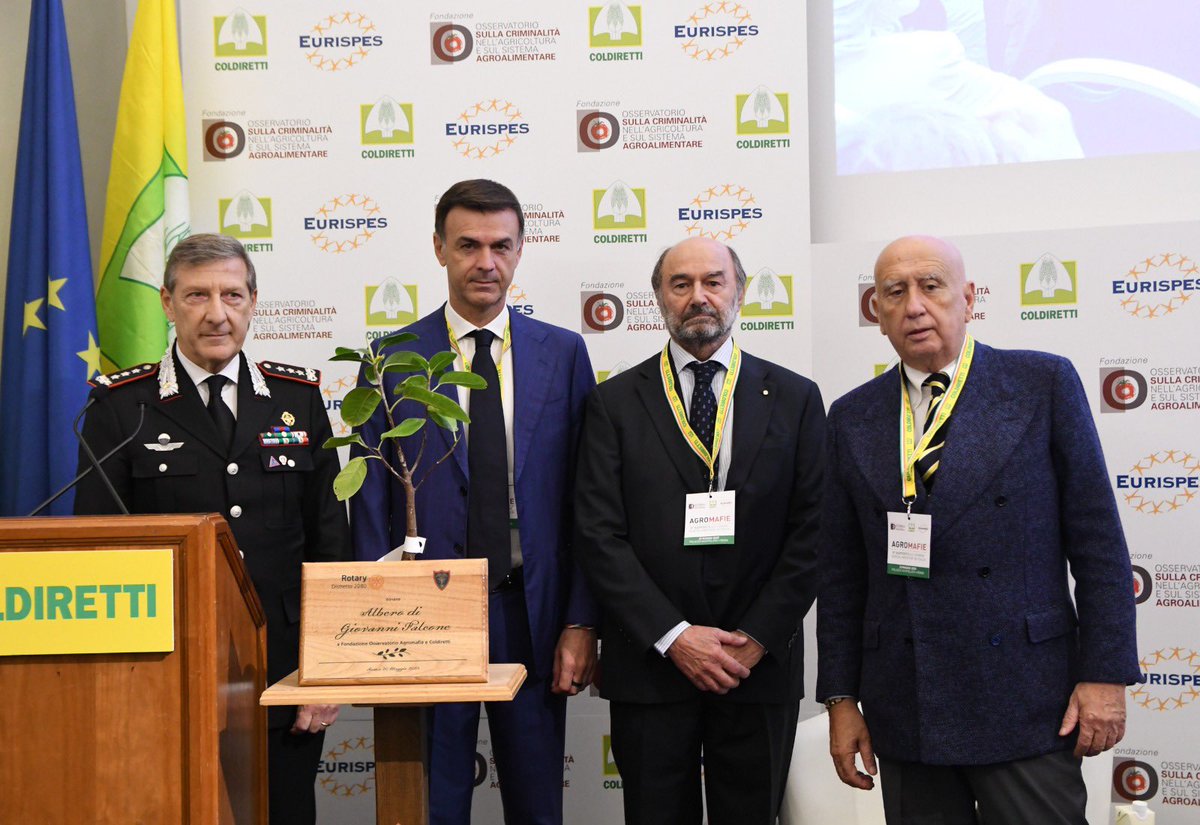 Coldiretti (@coldiretti) on Twitter photo Abbiamo ricevuto da <a href="/Rotary/">Rotary International</a> e <a href="/_Carabinieri_/">Arma dei Carabinieri</a> un ramoscello dell’Albero di Giovanni Falcone per il nostro impegno contro le agromafie. Lo pianteremo, affidandolo alla Cooperativa Terra Felix, nei terreni confiscati al clan dei Casalesi, come simbolo lotta contro tutte le #mafie Abbiamo ricevuto da <a href="/Rotary/">Rotary International</a> e <a href="/_Carabinieri_/">Arma dei Carabinieri</a> un ramoscello dell’Albero di Giovanni Falcone per il nostro impegno contro le agromafie. Lo pianteremo, affidandolo alla Cooperativa Terra Felix, nei terreni confiscati al clan dei Casalesi, come simbolo lotta contro tutte le #mafie