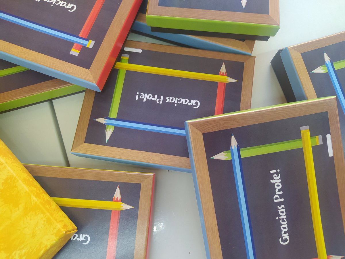 ¡ Qué cajas de bombones más bonitas hemos recibido para nuestros educadores!