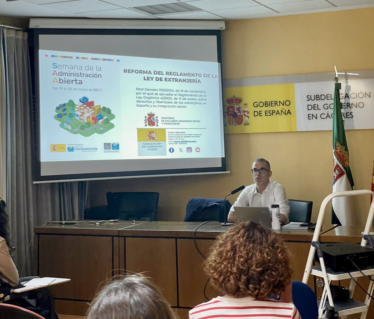 La @SubdelegacionC ha acogido hoy una jornada informativa sobre el nuevo Reglamento de Extranjería, impartida por Fco. Sabido,jefe de la Dependencia de Trabajo e Inmigración.

Una sesión dirigida a la ciudadanía en general, en la que han participado unas treinta personas. 
#SAA