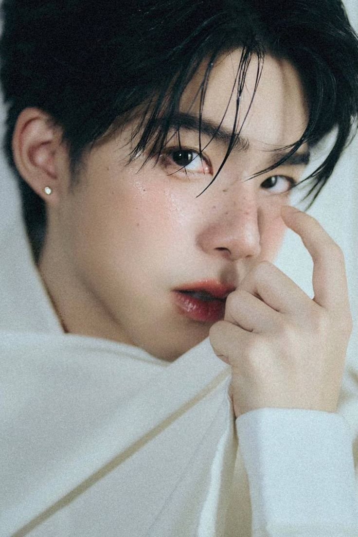 Loving_LHS's tweet photo. I supported two different people, both with kind hearts and pure souls. No matter how cruel the world and others were to them, they still chose to forgive and remain good. I'm truly happy that they are the ones I chose to support and look up to. I luv u🥹
#jj_rcp #kissesdelavin https://t.co/XYUY71u9MH