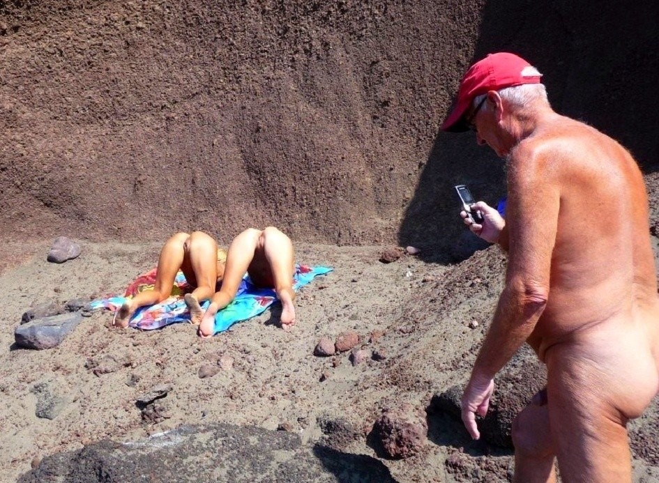 #Voyeur #Amateur #Exhib
Les coquines du jour sont de belles naturistes bien allumeuses... 🤩🤩