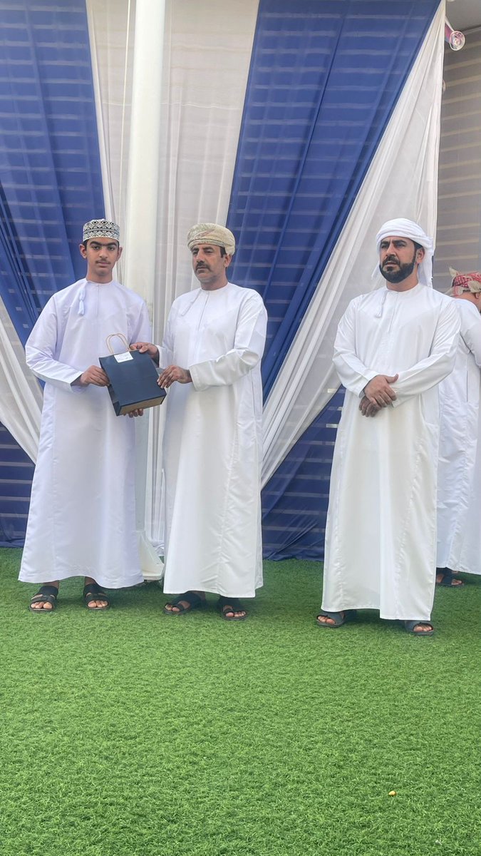 معلم الفنون التشكيلة بالمدرسة الأستاذ/سرور الحوسني يكرم الطالب/ إبراهيم نبيل المغيري  المشارك في معرض من الجزء إلى الكل الذي أقيم في متحف الزبير بمسقط.