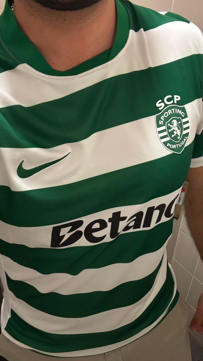 Universo_scp's tweet photo. 🚨Nova Camisola do Sporting para a próxima época 

O que achas? ✍🏼 https://t.co/0qTp4SxOmU