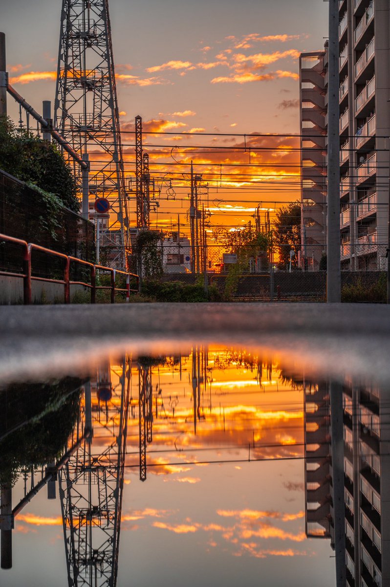 夕焼けの水たまり。