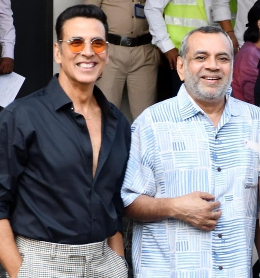 arunruby08's tweet photo. #Akshay_Kumar जिस "आम काट के खाते हैं या चूस के" यूनिवर्सिटी के छात्र हैं #PareshRawal उसी यूनिवर्सिटी के टीचर हैं.
फिर भी #अक्षय_कुमार ने #परेश_रावल द्वारा हेरा-फेरी 3 फिल्म का कॉन्ट्रैक्ट साइन करने के बाद प्रोजेक्ट छोड़ देने पर, उन पर ₹25 करोड़ के हर्जाने का मुक़दमा ठोक दिया🤔 https://t.co/WKoh1nUrdQ