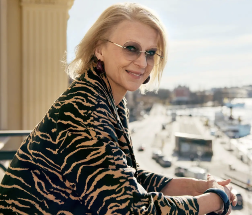 Finansministern väljer att posera i svindyra outfits i en modeplåtning på Grand Hotel för att berätta om att hon minsann vet hur det är att ha det knapert. 
Flyger verkligen det?
Foto: Sanna Dahlén (Damernas Värld)
