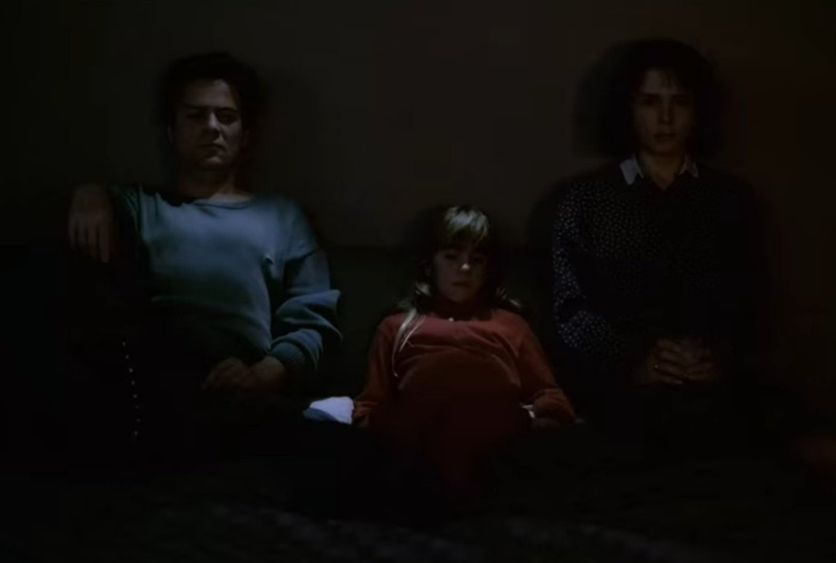 Haneke'nin şehir insanının yaşamındaki monotonluğun yarattığı 'Duygusal Buzlaşma'yı sarsıcı bir şekilde gözler önüne serdiği üçlemesinin ilk filmi
#DerSiebenteKontinent #YedinciKıta #MichaelHaneke #BirgitDoll #DieterBerner #UdoSamel #LeniTanzer #movie