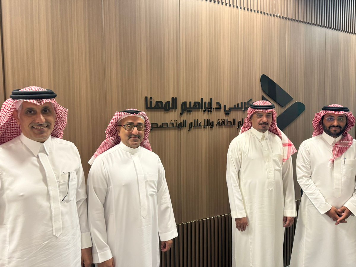 سعدنا باستقبال وفد من جمعية إعلاميي الطاقة، حيث ناقشنا آفاق التعاون في القضايا الإعلامية المتعلقة بقطاع الطاقة، وتبادلنا الرؤى حول المبادرات ذات الاهتمام المشترك.
ويظهر في الصورة من اليمين:
•م. محمد القباني، رئيس مجلس إدارة الجمعية.
•أ.د. مطلق المطيري، المشرف على الكرسي.
•أ.