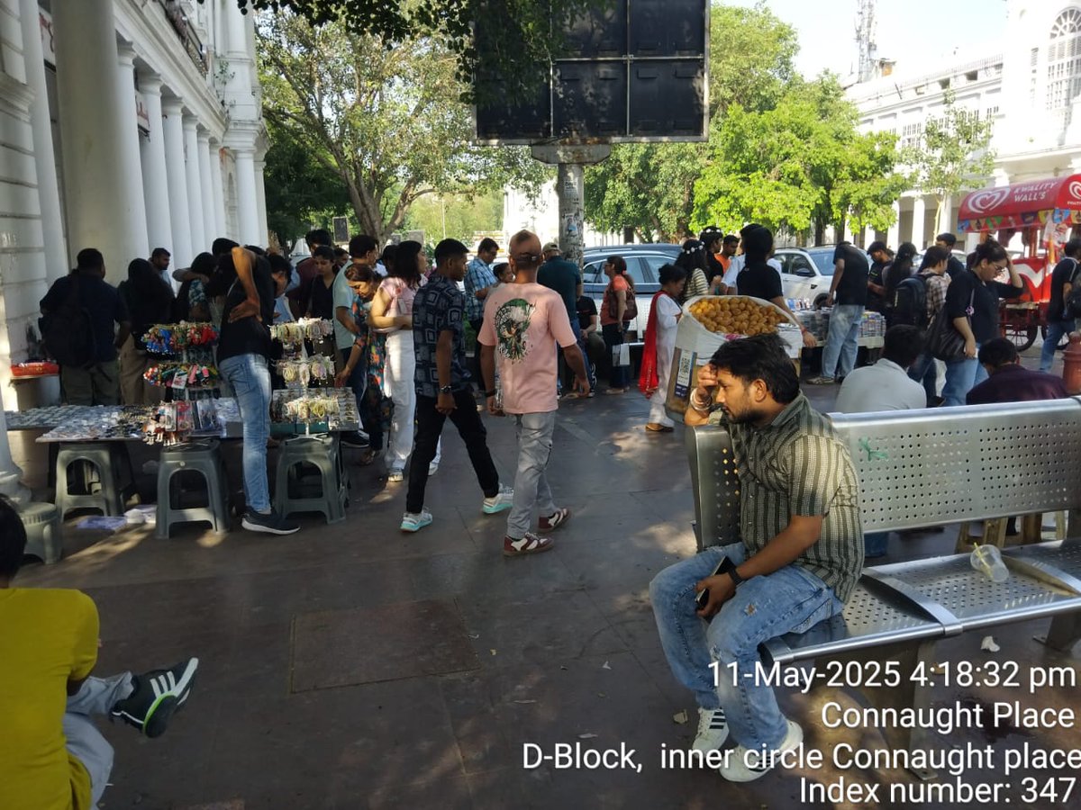 NDTAofficial's tweet photo. CM @gupta_rekha announced in 20 days all footpaths be cleared of encroachments. @CP_Heartofdelhi suffering illegalhawkers encroaching upon walkways in coridors @tweetndmc @kuljeetschahal when will @CMODelhi orders be implemented at CP??
@LtGovDelhi 
@BansuriSwaraj 
@p_sahibsingh https://t.co/xiYlwH4LC8