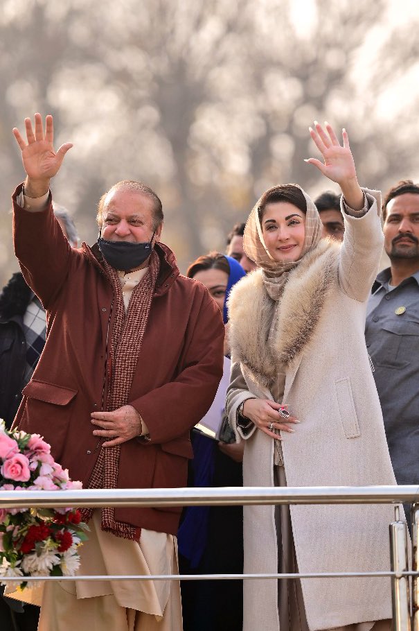 جب آنکھوں میں ارمان لیا منزل کو اپنا مان لیا

پھر مشکل کیا اور آسان کیا بس ٹھان لیا تو ٹھان لیا
