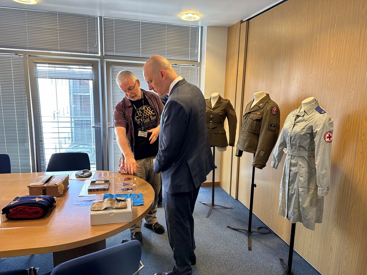 NIWarMemorial's tweet image. We were pleased to welcome the US Consul General in Belfast, James Applegate, to NIWM on Friday 9 May.
The US Consul General was given a tour of the museum, before viewing some objects relating to the US presence in Northern Ireland during the Second World War.
#NIWM @USAinNI