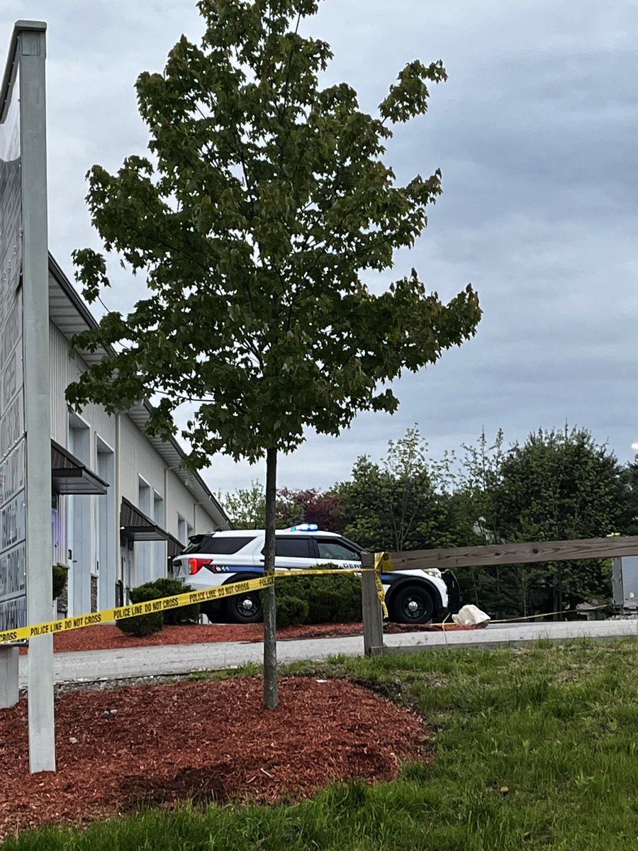alannafloodnews's tweet image. 🚨@DerryNHPolice are still on scene here on Peabody Annex behind the Shaw’s plaza in Derry after responding to reports of a person with a gunshot wound yesterday afternoon.