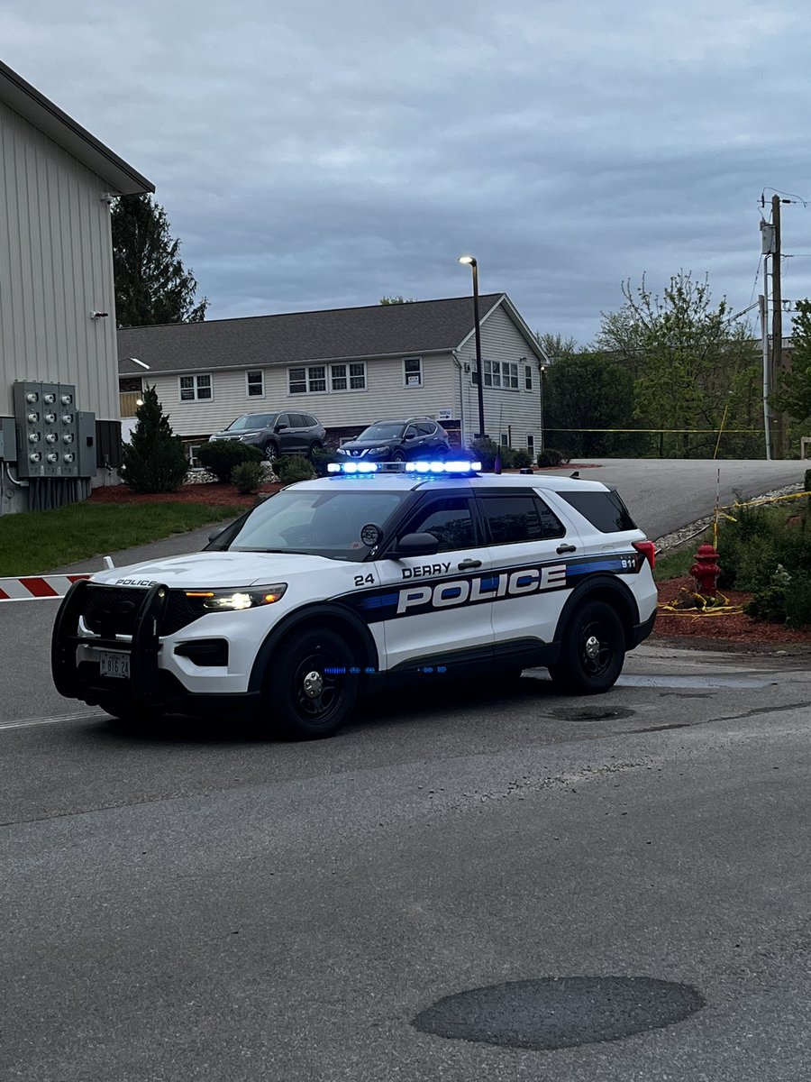 alannafloodnews's tweet image. 🚨@DerryNHPolice are still on scene here on Peabody Annex behind the Shaw’s plaza in Derry after responding to reports of a person with a gunshot wound yesterday afternoon.