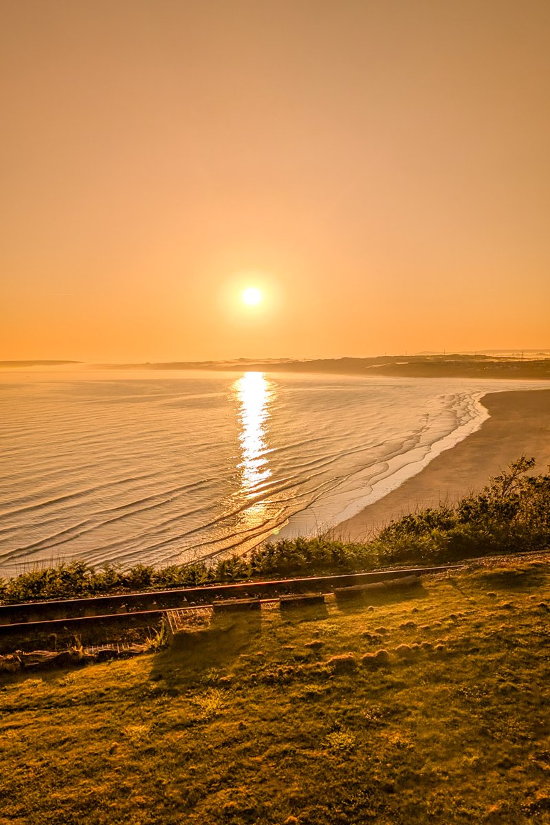 Sometimes there are benefits to a toddler dragging you out of bed at 6am! Captured this stunning sunrise complete with sea mist from The Lookout - our <a href="/AspectsHolidays/">Aspects Holidays</a> home in Cornwall. 😍 #LoveCornwall ad