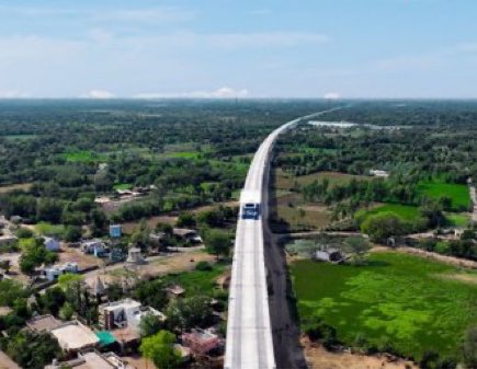 LokmatTimes_ngp's tweet image. India’s first #bullettrainproject hits a #milestone with #300km of #viaducts completed, 257 km via indigenous Full #SpanLaunching Method, showcasing #engineeringprowess, Make in India, and global partnerships.