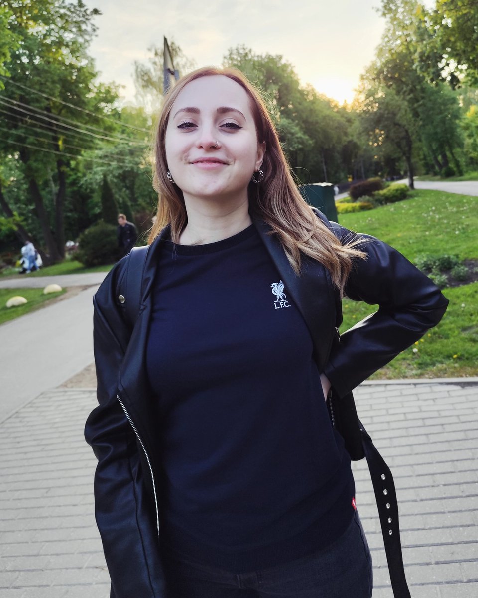 ivan_bott's tweet photo. The most beautiful young lady dressed in fantastic @LFC sweatshirt! She looks amazing, doesn't she?! 

#lfc #womens #sweatshirt #original #liverpoolfc #ynwa #ynwastore #anfield #thereds #nevergiveup #saintpetersburg #санктпетербург #ливерпульфк #оригинал #свитшот #женскаяодежда https://t.co/g7hViPguRa