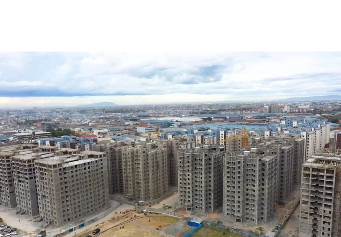 AnuarSaddat's tweet image. President Uhuru Kenyatta built the Mukuru Houses from the ground up to this point you see in the pictures without raiding the salary of Kenyans.

President Ruto has been taxing Kenyans for two years, just to paint one of the flats Uhuru built, which launched today in a massive PR…