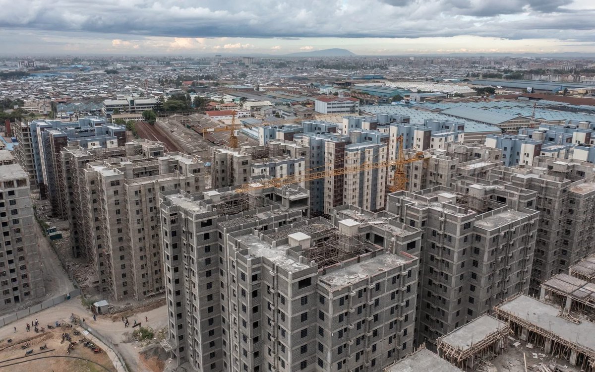 AnuarSaddat's tweet image. President Uhuru Kenyatta built the Mukuru Houses from the ground up to this point you see in the pictures without raiding the salary of Kenyans.

President Ruto has been taxing Kenyans for two years, just to paint one of the flats Uhuru built, which launched today in a massive PR…