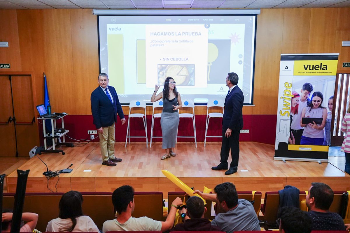 antoniosanz's tweet image. Celebramos el #DíadeInternet con actividades de capacitación digital para mayores y escolares organizadas por @AgenciaDigAnd.
#VuelaSinLímites a través de webinars, talleres y acciones formativas lleva el aprendizaje digital a cada rincón de #Andalucía.