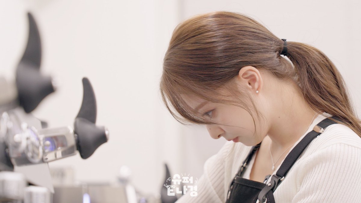 superE_NaGyung's tweet photo. [Super Behind👑]

오라, 달콤한 디저트 만드는 이나경이여👩🏻‍🍳🍰

<슈퍼E나경> 5월 23일 오후 7시!

#슈퍼E나경 #이나경 #프로미스나인 #LEENAGYUNG #fromis_9 https://t.co/IOhe6ifvjY