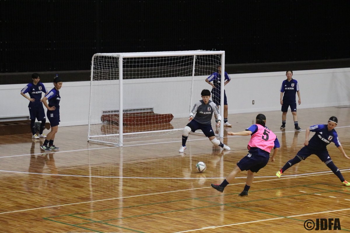 JDFA_official's tweet photo. 【第4回デフフットサル女子日本代表合宿 報告 5/16-5/18】

5月16日(金)〜5月18日(日)の三日間、山口県宇部市俵田翁記念体育館にてデフフットサル女子日本代表合宿を開催しました。

素晴らしい環境の中で、ミネルバ宇部 様をはじめ、関係各所多大な御支援、ご協力を頂きながら、無事���ールドカップに向けた合宿を開催できたことに感謝申し上げます。
https://t.co/zAo8Kxl1mr

〈山本典城 監督コメント〉
山口県宇部市での合宿を無事終えることができました。

ミネルバ宇部様をはじめ、合宿実施にご尽力いただいた皆さまありがとうございました。

イタリアW杯までいよいよ1ヶ月をきる中でメンバーも決まり、グループとしてさらに一体感が増していく3日目の合宿になりました。

また合宿期間中にはフットサル日本女子代表がW杯出場決定、アジア大会優勝という素晴らしいニュースもあり、決勝戦はチーム全員でLIVE配信を観戦し沢山の勇気、刺激、パワーをもらいました。

次は私たちデフフットサルが良いニュースを届けられるように、日の丸を背負う責任と覚悟、誇りをもってW杯で戦います。

引き続き応援のほどよろしくお���い致します。

〈宮田夏実 選手コメント〉
自分たちの課題、積み重ねているものがはっきりと表れた合宿でした。

私はW杯２連覇にチャレンジできること、八咫烏の��ンブレムを身につけてこの場所に立てる幸せを改めて噛み締めています。

応援、支えてくださってること、これまでデフフットサルに関わってきた方々の想いも背負って、残り3週間最大限の準備をしていきます。

〈川畑菜奈 選手コメント〉
今回の合宿から選出されたメンバーでの合宿となりました。

全体を通して確認やすり合わせ、そして修正に時間をかけてきました。状況によって自分たちはどういうプレーを選択するべきなのか、どういう判断をするべきなのかという部分で、チームとしてW杯に向けていい時間になったと思います。

ここまで自分たちが積み重ねてきたものがあります。そしてW杯まであと1回合宿があるので、それに向けて最高な景色を今のチームでもう一度見れるようにしっかりやれることを取り組んでいきます。

今回、練習試合をさせて頂いた「ミネルバ宇部」の皆さま、本当にありがとうございました。

引き続き、応援をよろしくお願い致します。

𝕚𝕟𝕗𝕠𝕞𝕒𝕥𝕚𝕠𝕟
￣￣￣￣￣￣￣￣￣￣￣￣￣￣￣
デフフットサルW杯2025

期間:2025年6月14日〜29日

場所:イタリア・モンテジルヴァーノ
https://t.co/hMN9D1kqJg

￣￣￣￣￣￣￣￣￣￣￣￣￣￣￣
#デフフットサル
#日本代表
#ワールドカップ