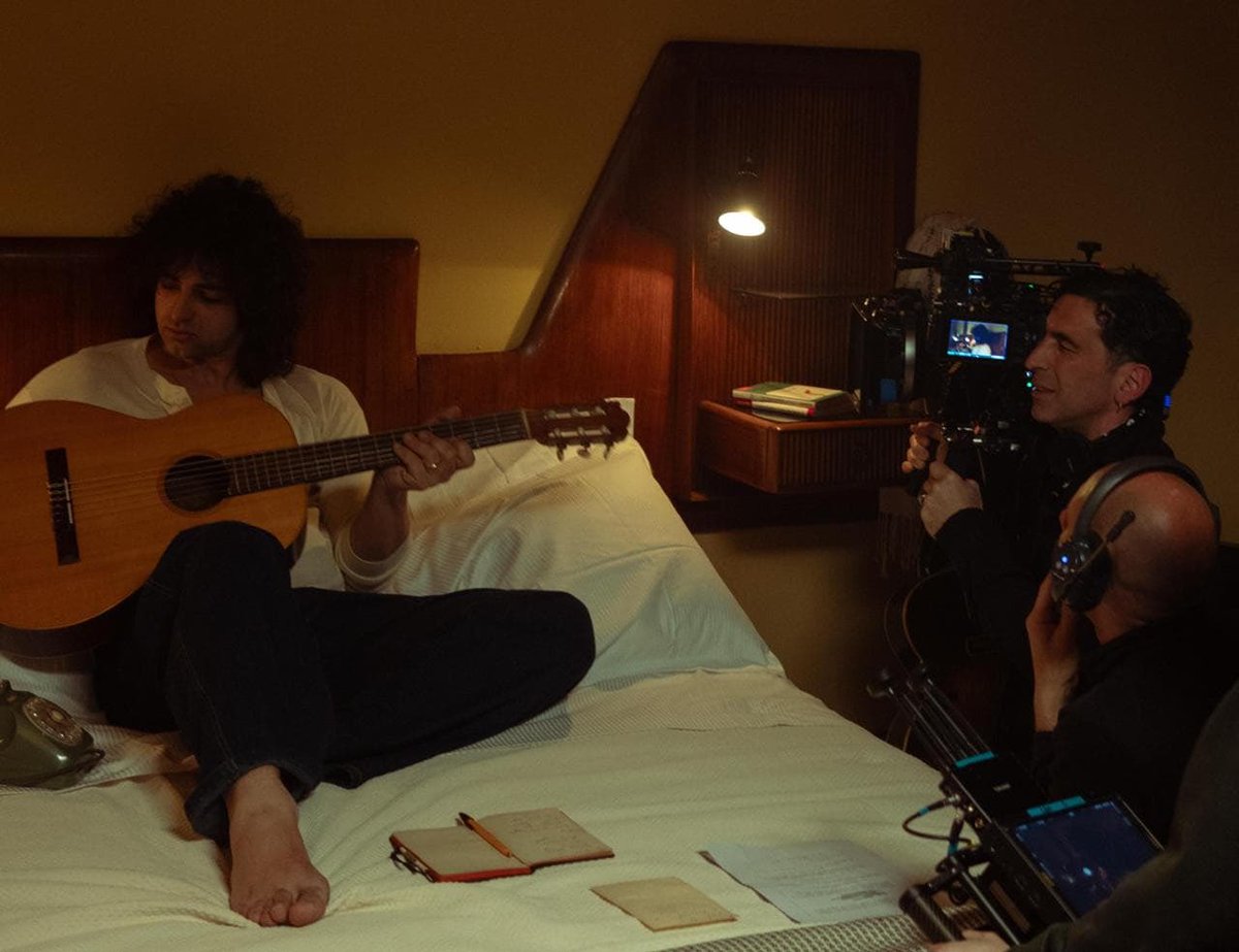 caiazzoupdates's tweet photo. 📸 Alcune foto di Massimiliano nei panni di Pino Daniele nel film “JE SO’ PAZZO” https://t.co/olVCrbr2V4
