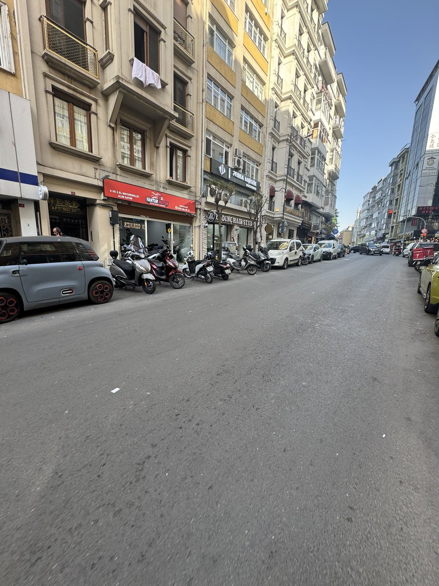 YenilBaris's tweet photo. @sislibelediyesi @SisliKaymakam @TC_icisleri  @TC_istanbul Burası Ergenekon caddesi, Şişli esnafın, yolu bu şekilde gasp etme hakkı varmı, araçlarımızı park etmemize engel olma hakkı varmı, Yetkililer, Zabıta, Polis uyuyor mu, Kim buna dur diyecek. https://t.co/SAYeeuX88u