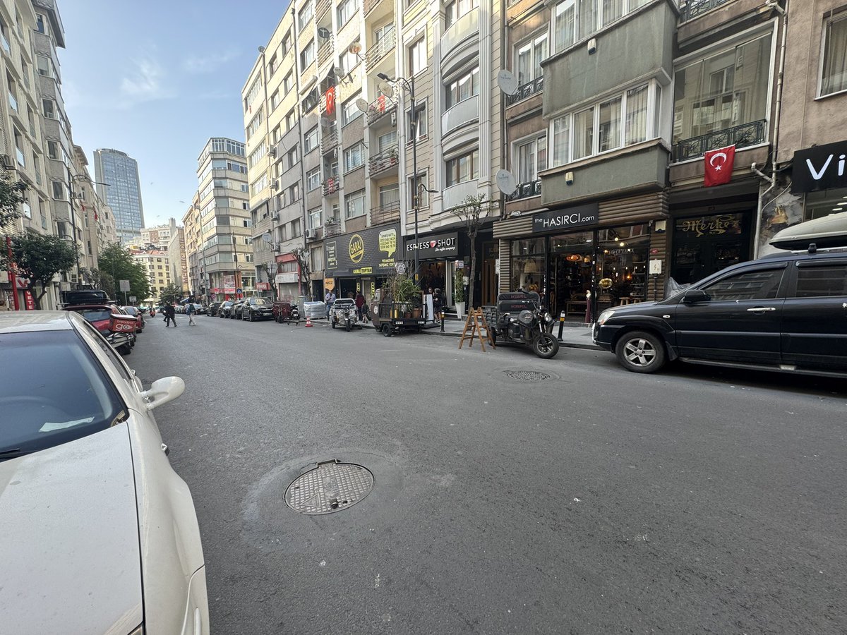 YenilBaris's tweet photo. @sislibelediyesi @SisliKaymakam @TC_icisleri  @TC_istanbul Burası Ergenekon caddesi, Şişli esnafın, yolu bu şekilde gasp etme hakkı varmı, araçlarımızı park etmemize engel olma hakkı varmı, Yetkililer, Zabıta, Polis uyuyor mu, Kim buna dur diyecek. https://t.co/SAYeeuX88u