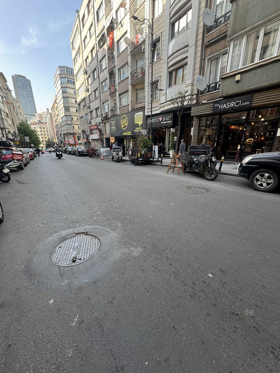 YenilBaris's tweet photo. @sislibelediyesi @SisliKaymakam @TC_icisleri  @TC_istanbul Burası Ergenekon caddesi, Şişli esnafın, yolu bu şekilde gasp etme hakkı varmı, araçlarımızı park etmemize engel olma hakkı varmı, Yetkililer, Zabıta, Polis uyuyor mu, Kim buna dur diyecek. https://t.co/xcTxkdtlVW