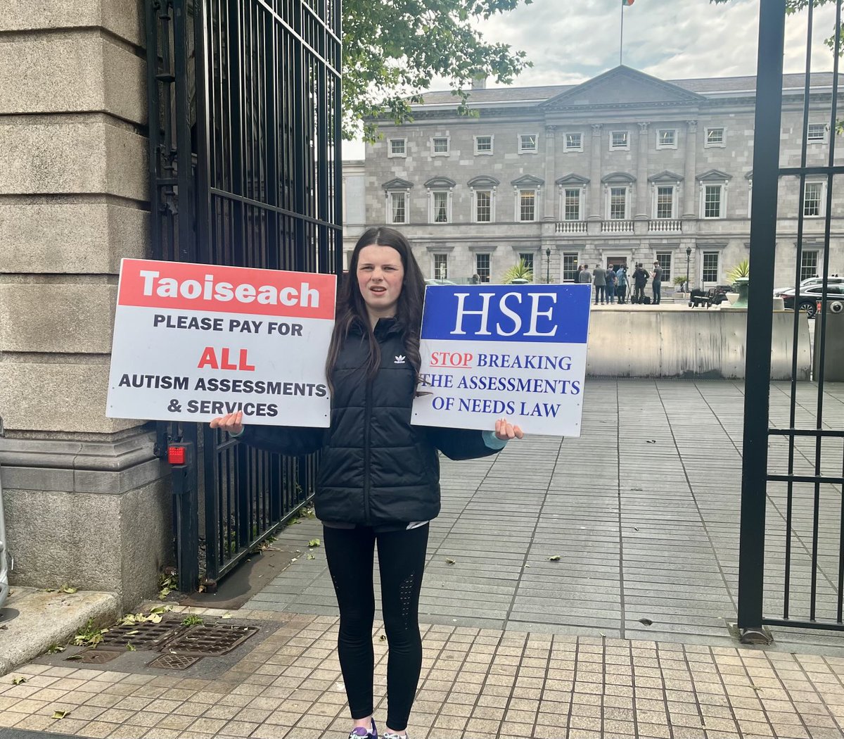 14 year-old Cara Darmody at the gates of Leinster House as she begins her 50-hour sleep out protest over access to assessments of needs ⁦<a href="/rtenews/">RTÉ News</a>⁩