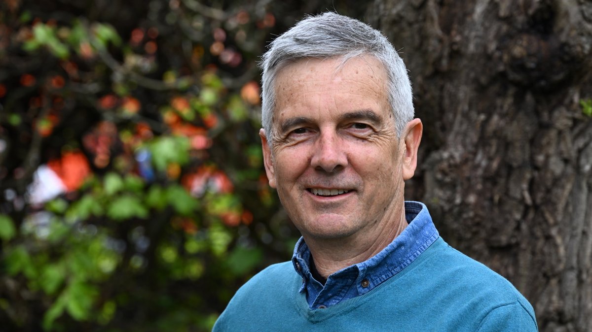 Oxford Biology (@oxfordbiology) on Twitter photo We are delighted that Professor Philip Poole has been elected as a Fellow of <a href="/royalsociety/">The Royal Society</a>!
Phil’s work focuses on the rhizosphere – a nutrient-rich area which is key in plant productivity – and how bacteria establish symbiotic interactions with plants 👇
bit.ly/3H3LvJJ We are delighted that Professor Philip Poole has been elected as a Fellow of <a href="/royalsociety/">The Royal Society</a>!
Phil’s work focuses on the rhizosphere – a nutrient-rich area which is key in plant productivity – and how bacteria establish symbiotic interactions with plants 👇
bit.ly/3H3LvJJ