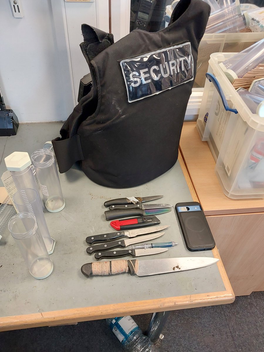During this #Sceptre week PC Cooper <a href="/uhbtrust/">University Hospitals Birmingham</a> working with <a href="/G4S/">G4S</a> to keep the community safe #hospitalwatch knives found discarded in undergrowth. Refilling the Police box in security hut. #OPNEXO #lifeorknife